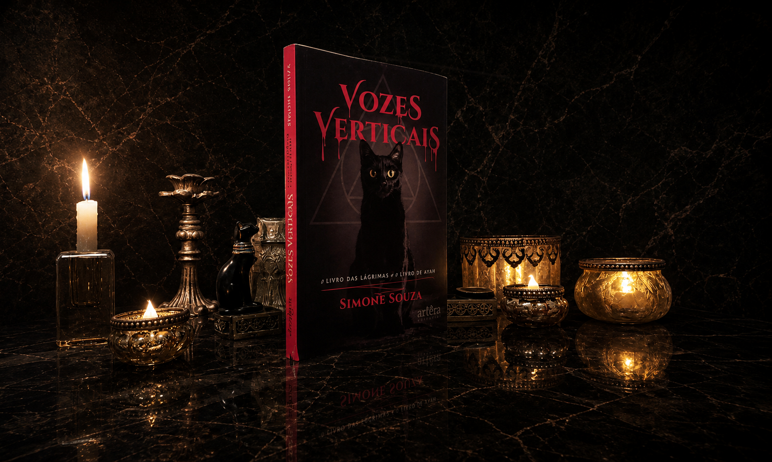 Livro Vozes Verticais sobre altar de mármore escuro com velas